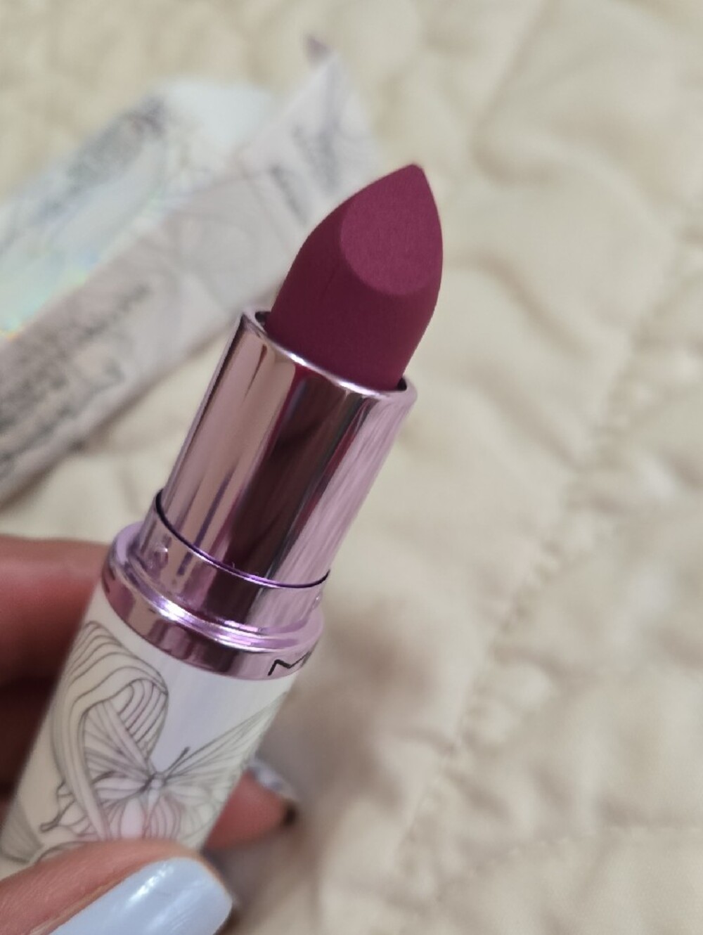 MAC Cosmetics Juiced Raspberry Silky Matte Lipstick in Iridescent White Case - Picture 3 of 9